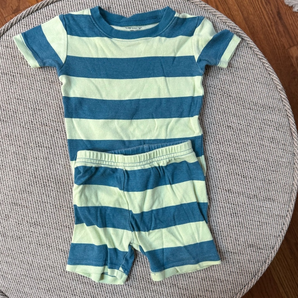 Carter's Short Pajama Set - 18 months - Picture 2 of 4